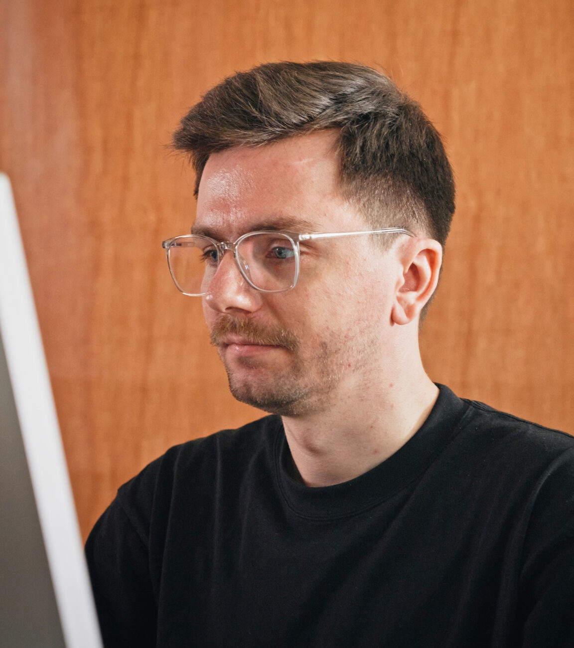 Mitarbeiter von seitenweise arbeitet an einem Projekt am Monitor