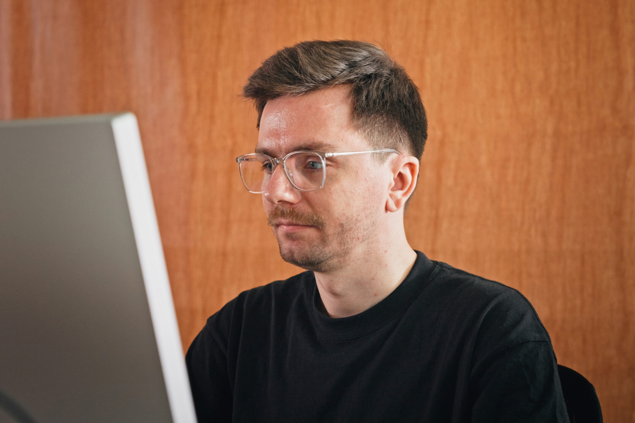 Mitarbeiter von seitenweise bei der Arbeit am Bildschirm