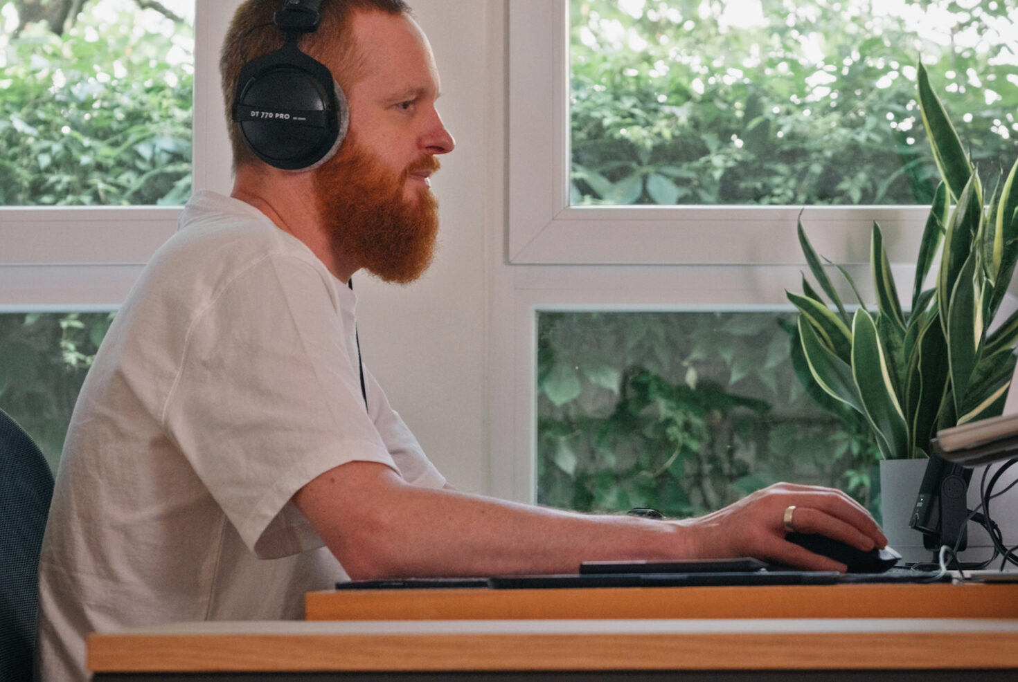 Mitarbeiter von seitenweise arbeitet an einem Videoprojekt