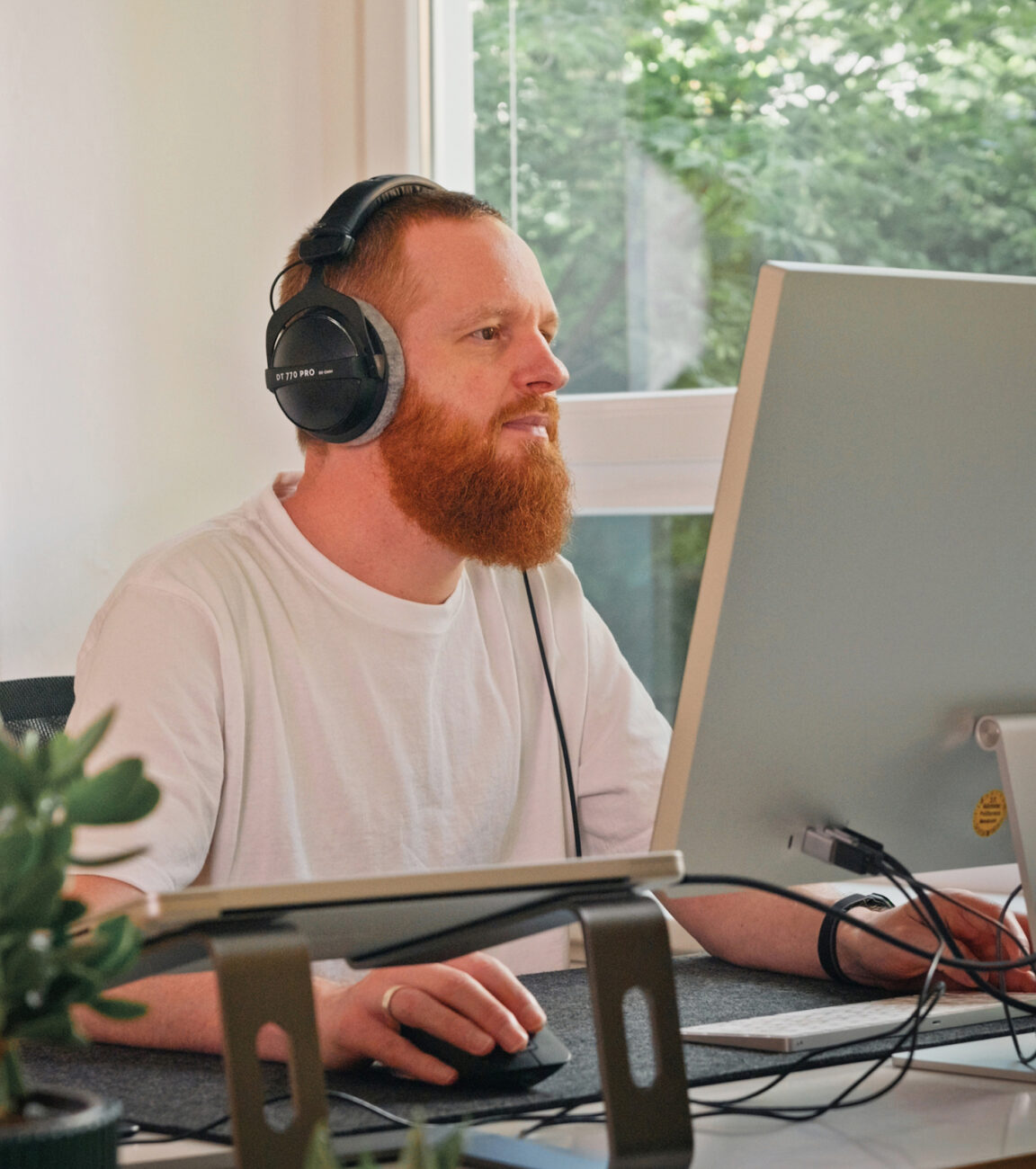 Mitarbeiter von seitenweise arbeitet an einem Videoprojekt am Monitor