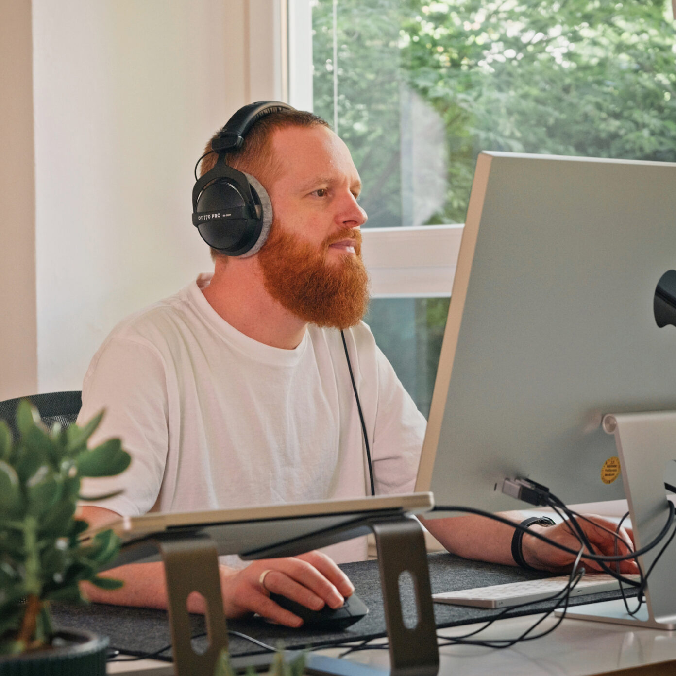 Mitarbeiter von seitenweise arbeitet an einem Videoprojekt am Monitor