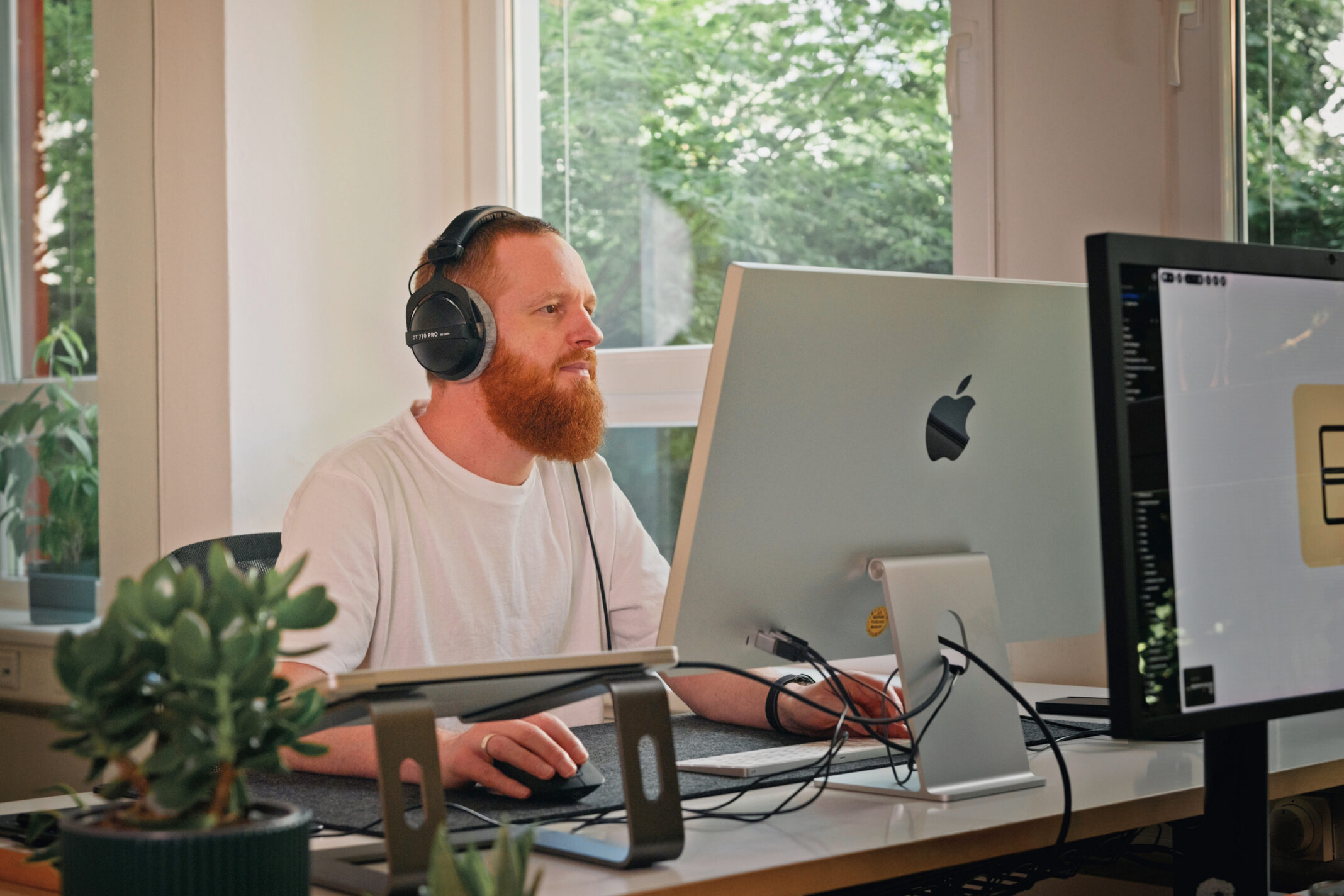 Arbeitsplatz mit zwei Monitoren im Büro von seitenweise