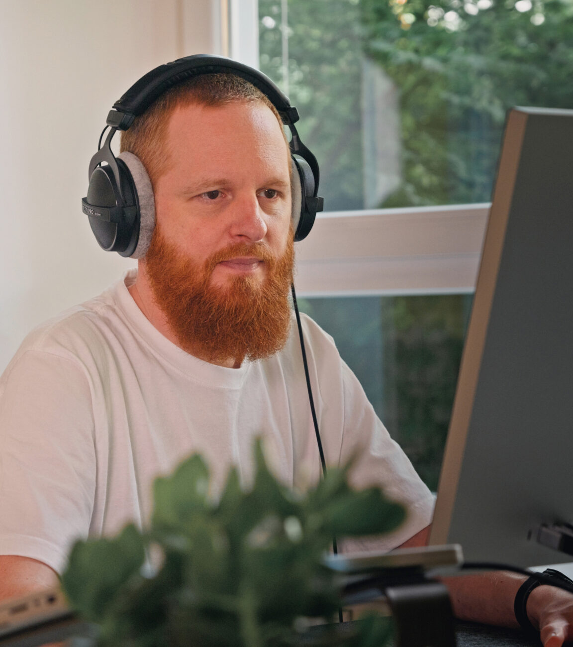 Mitarbeiter von seitenweise bei der Videobearbeitung