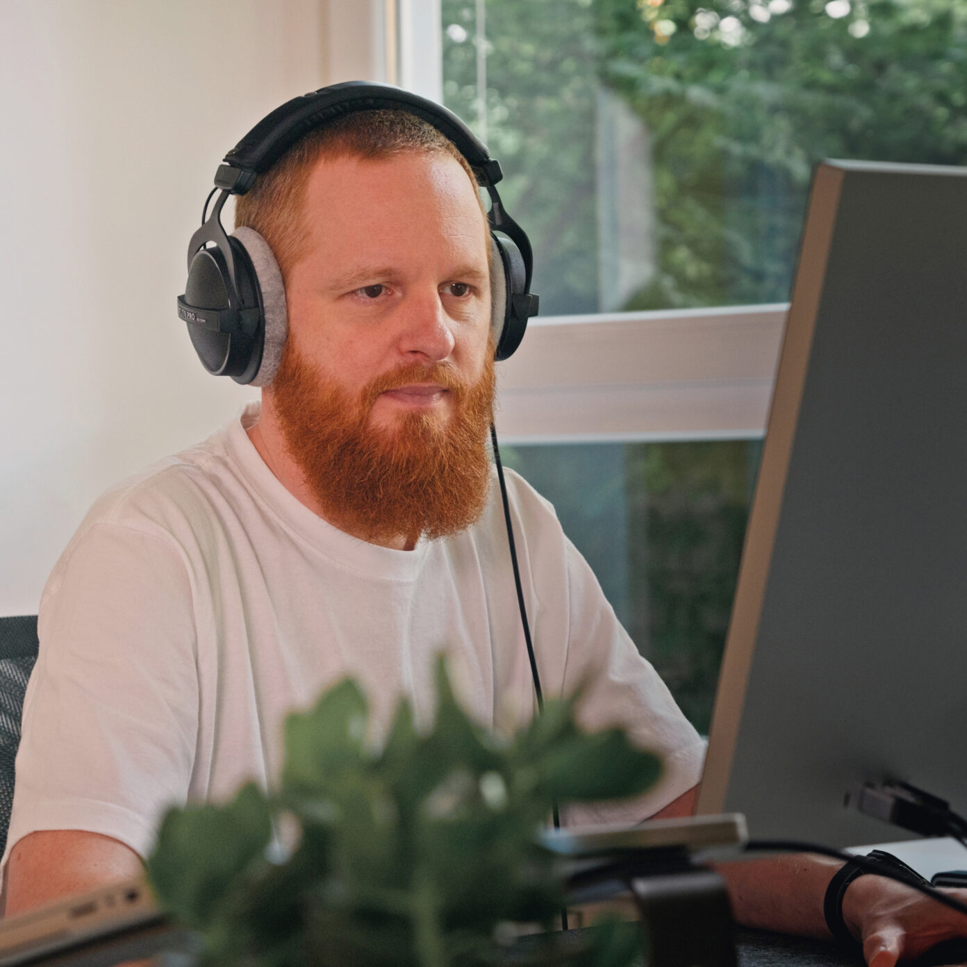 Mitarbeiter von seitenweise bei der Videobearbeitung