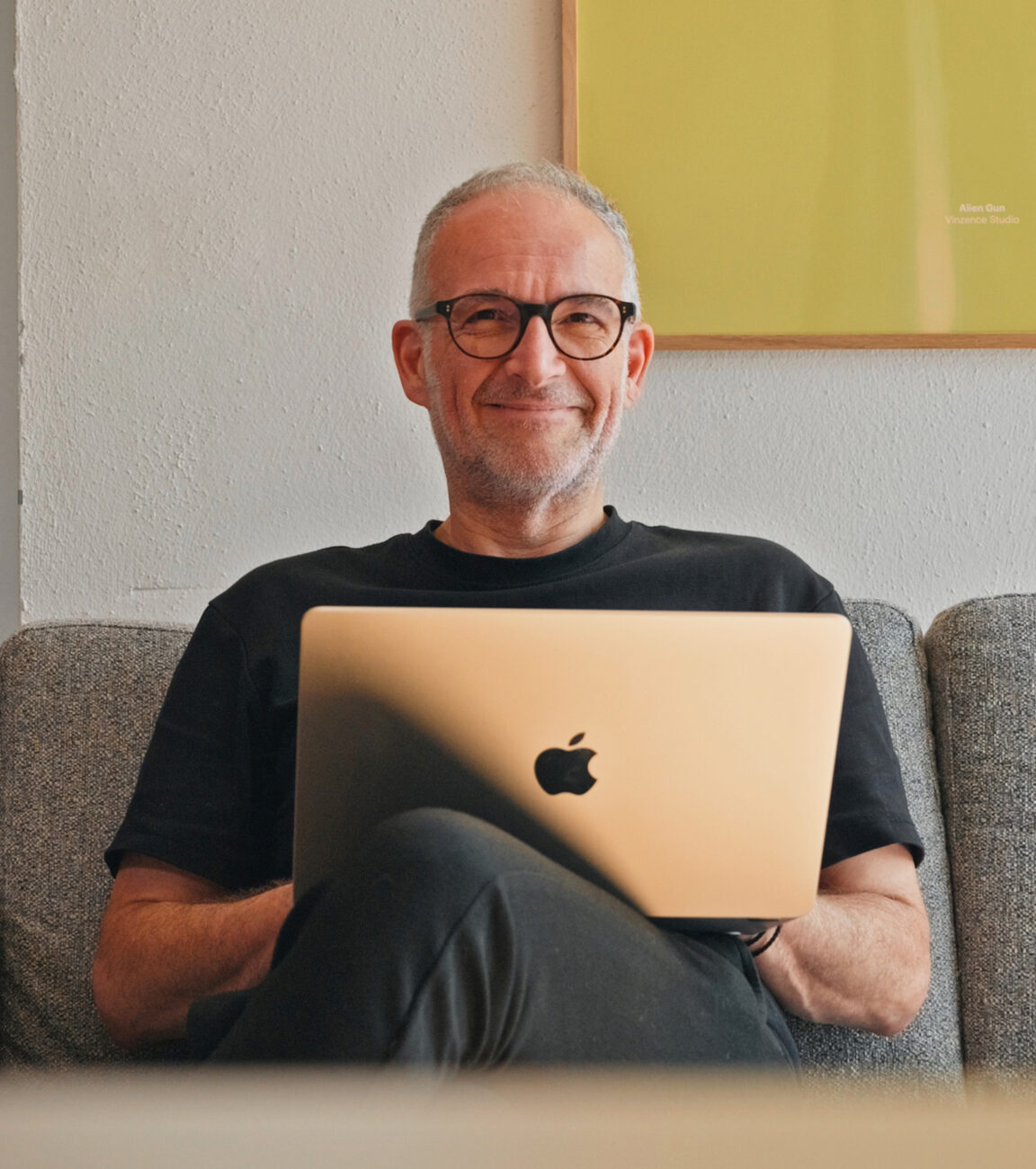 Kollege von seitenweise arbeitet mit dem Laptop in der Lounge