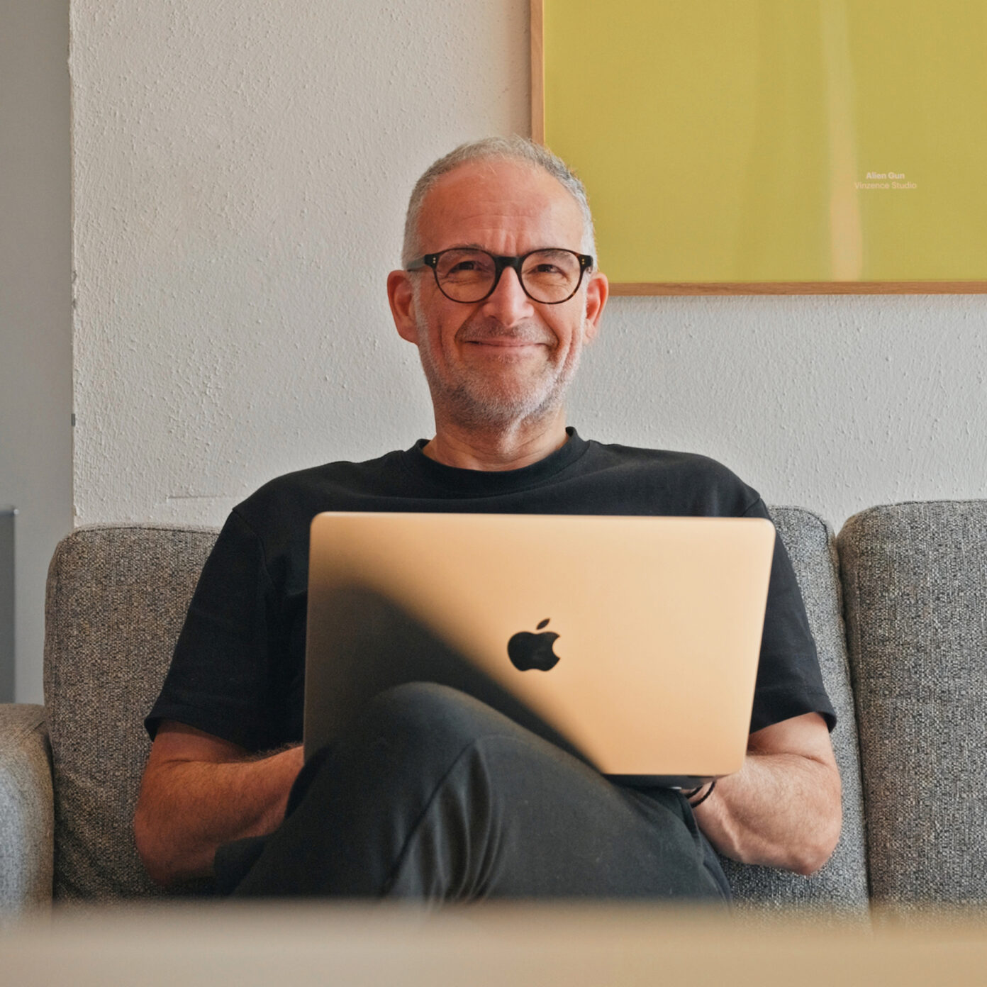 Kollege von seitenweise arbeitet mit dem Laptop in der Lounge