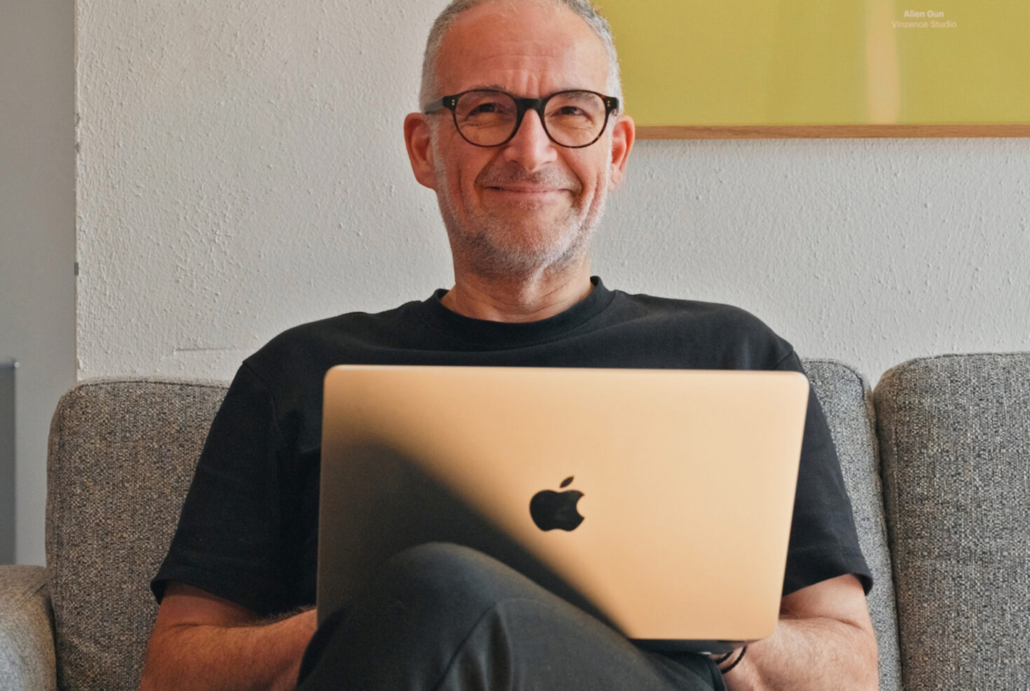Kollege von seitenweise arbeitet mit dem Laptop in der Lounge