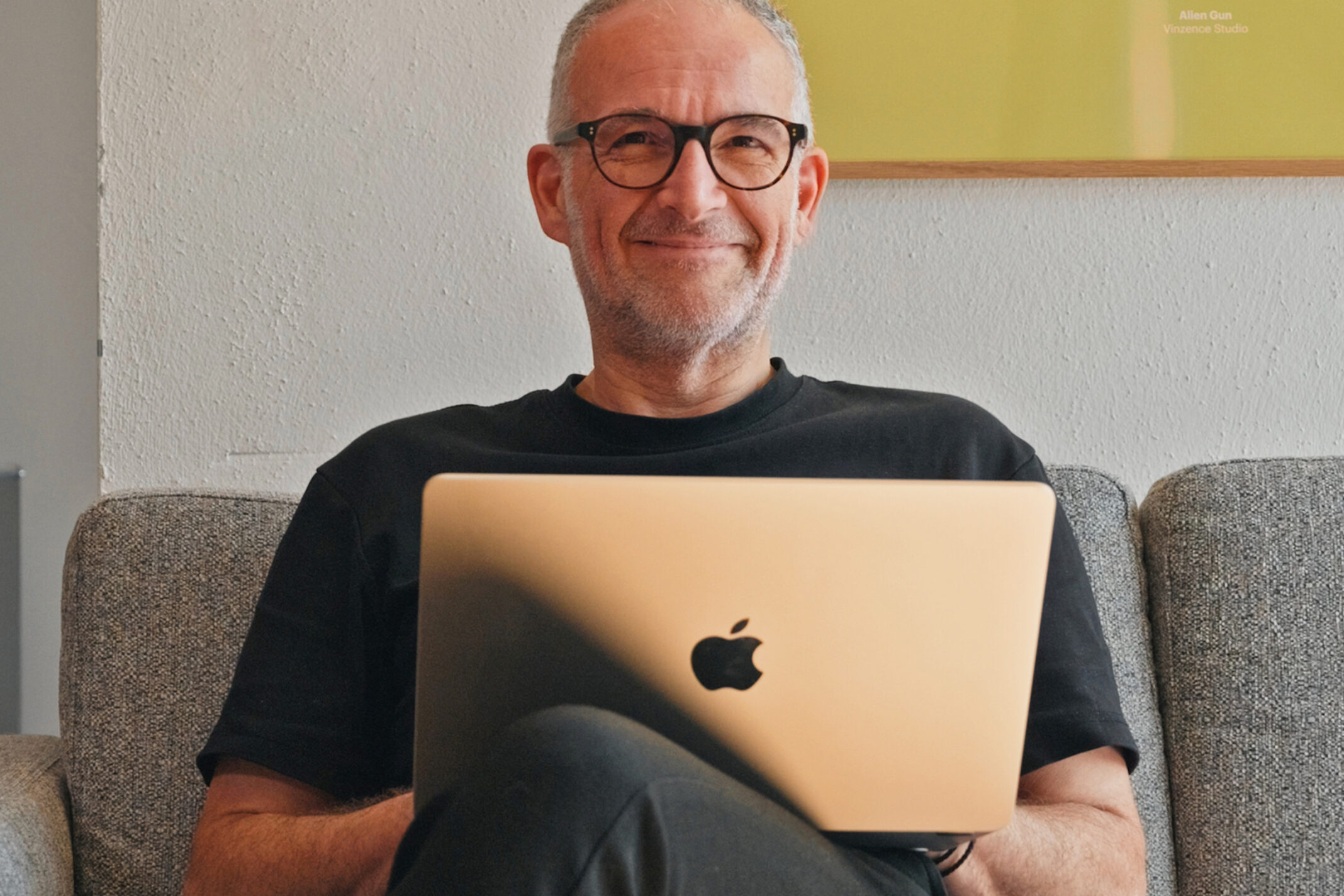 Kollege von seitenweise arbeitet mit dem Laptop in der Lounge