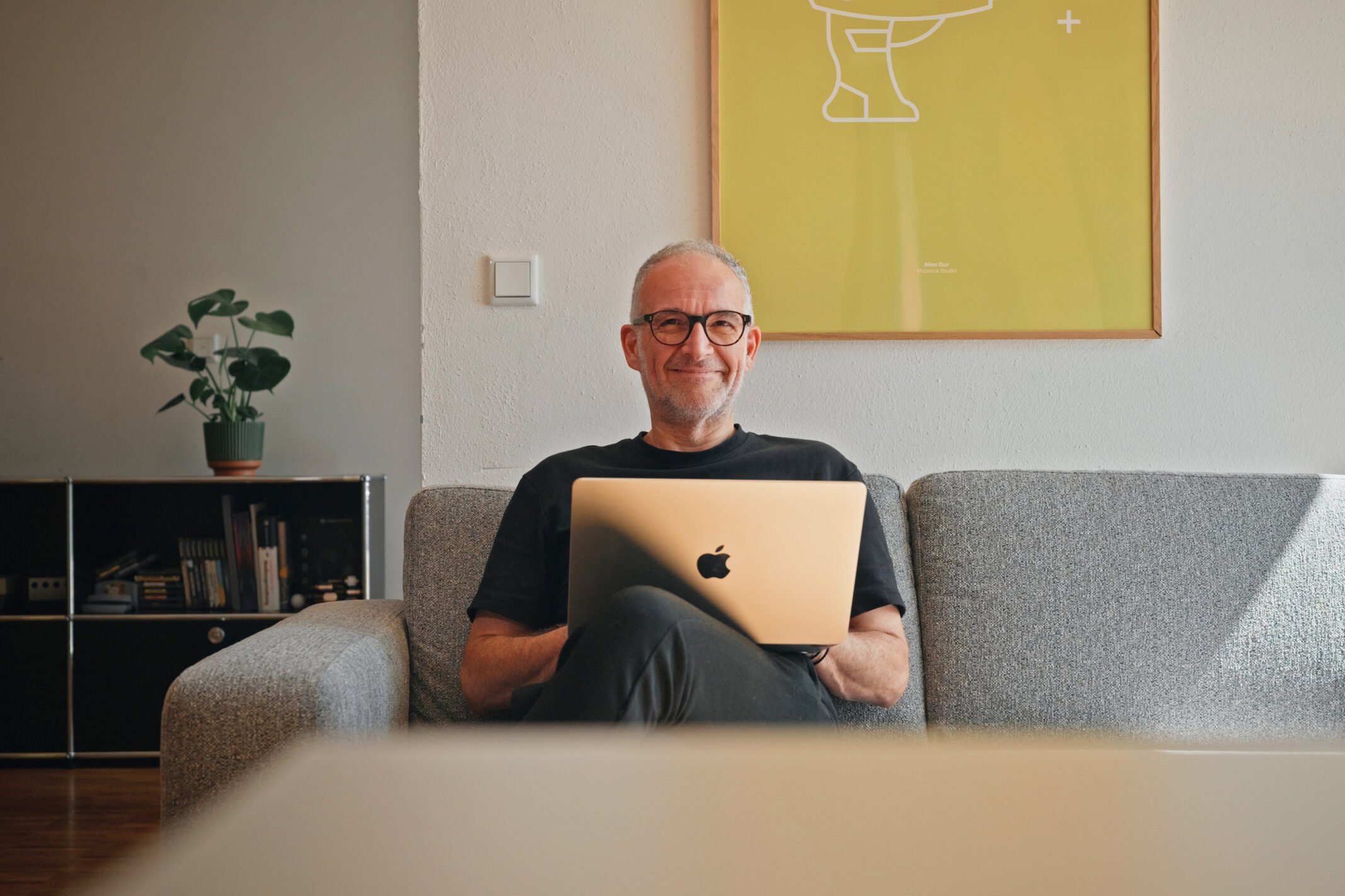 Kollege von seitenweise arbeitet am Laptop im Loungebereich