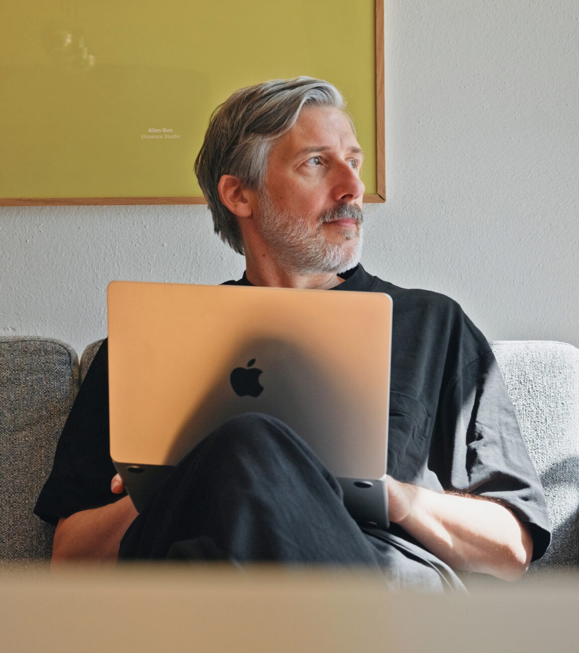 Kollege von seitenweise arbeitet am Laptop