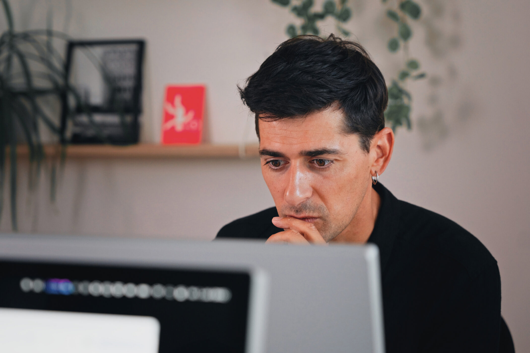 Mitarbeiter von seitenweise arbeitet konzentriert an einem Projekt