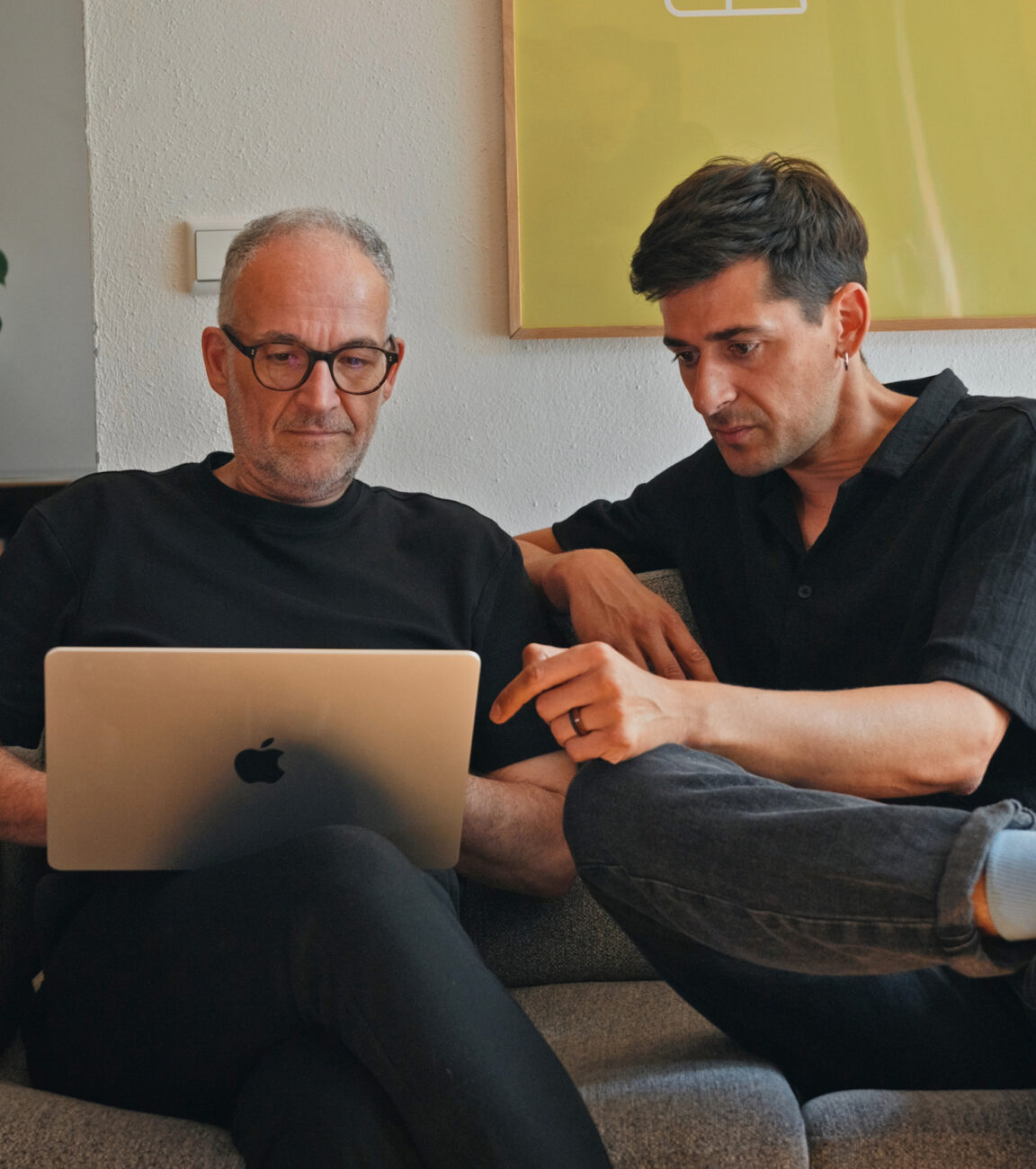 Zwei Kollegen von seitenweise besprechen ein Projekt am Laptop