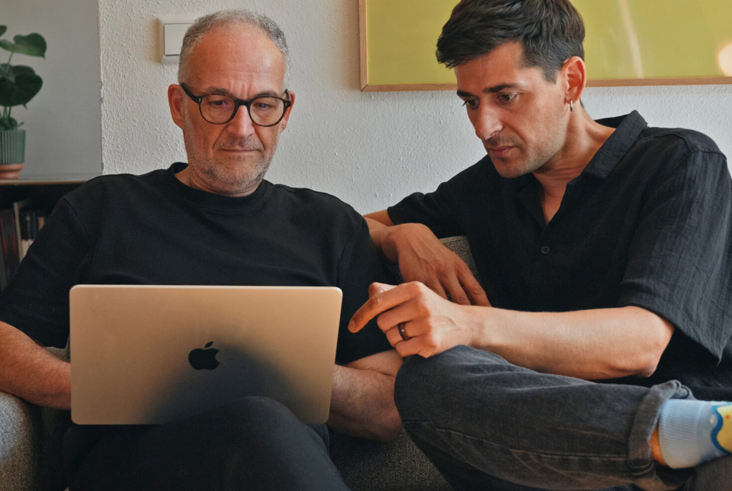 Zwei Kollegen von seitenweise besprechen ein Projekt am Laptop