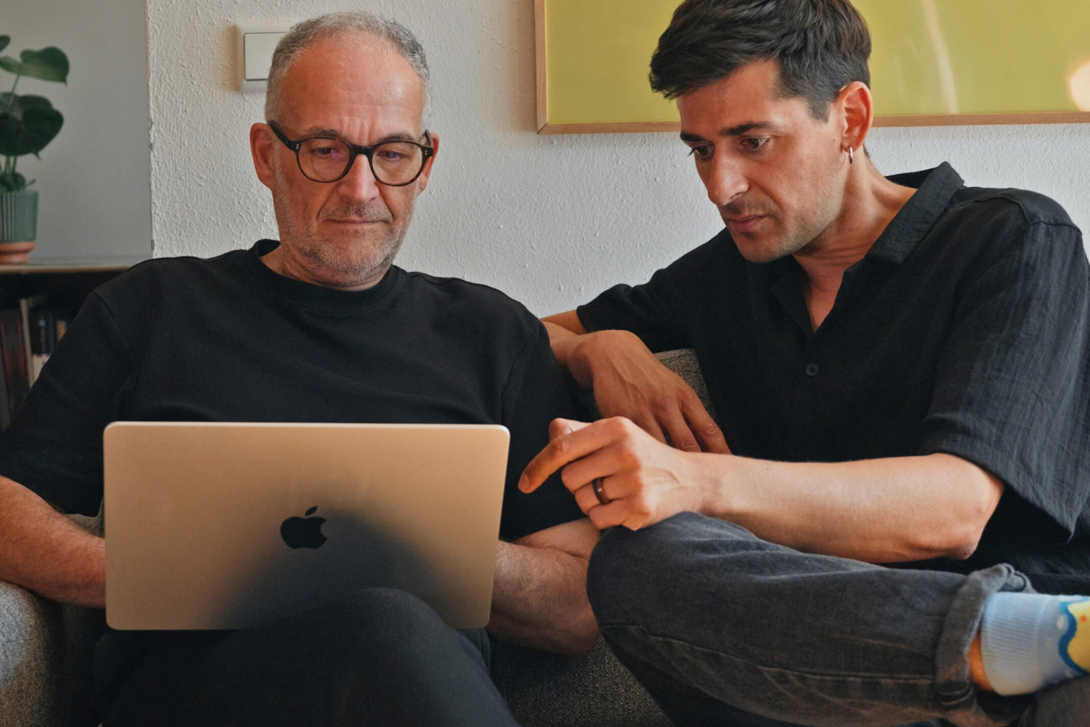 Zwei Kollegen von seitenweise besprechen ein Projekt am Laptop