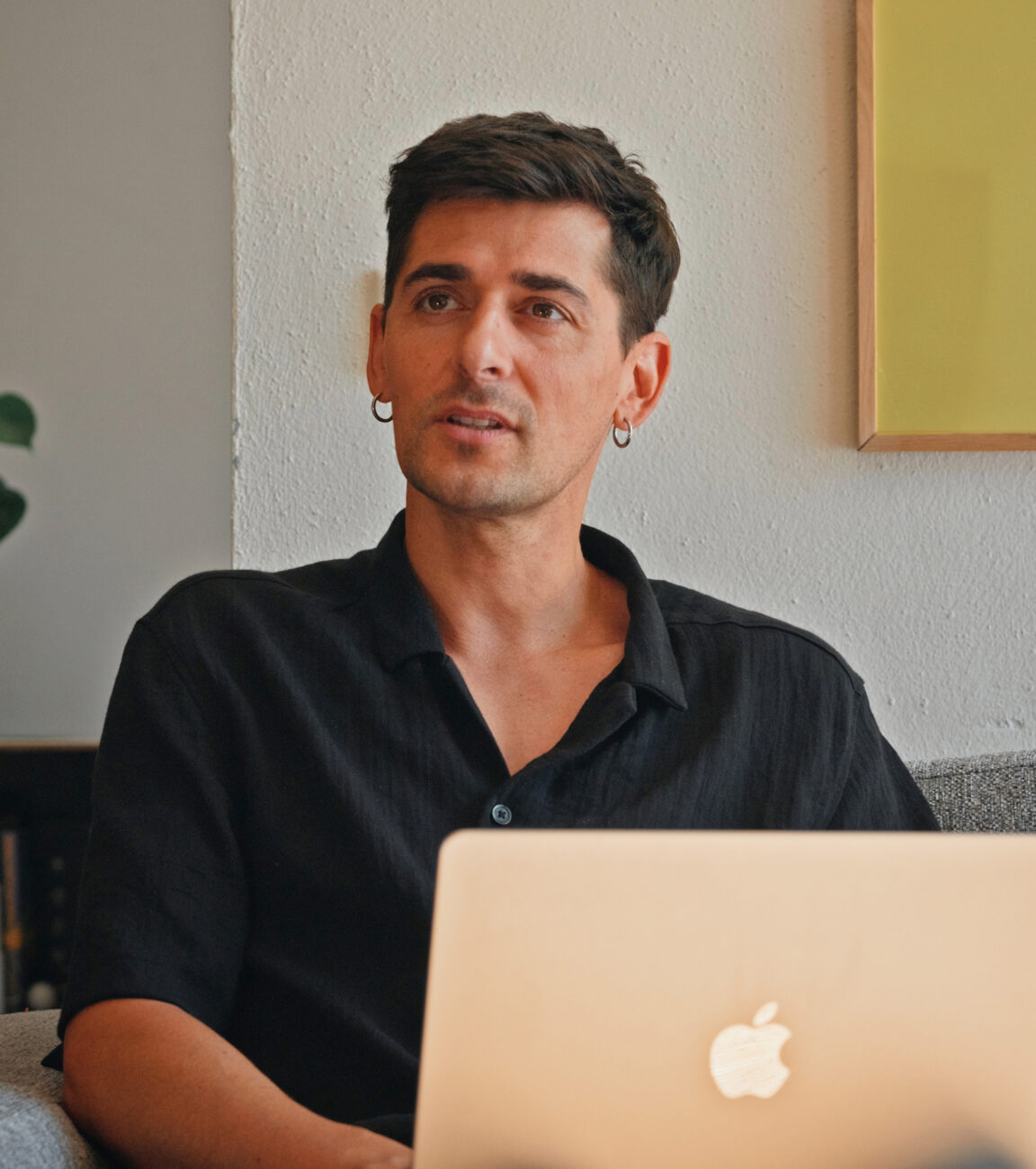 Mitarbeiter von seitenweise arbeitet am Laptop in der Lounge