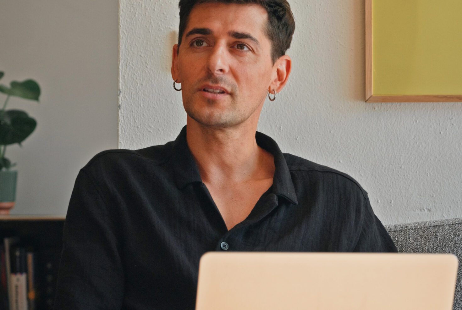 Mitarbeiter von seitenweise arbeitet am Laptop in der Lounge