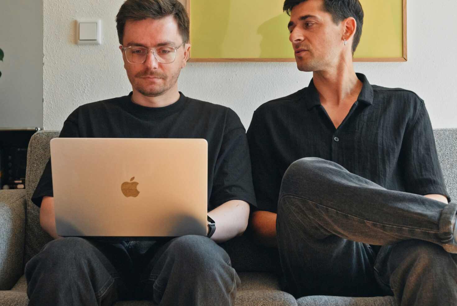 Zwei Kollegen von seitenweise stimmen sich am Laptop ab