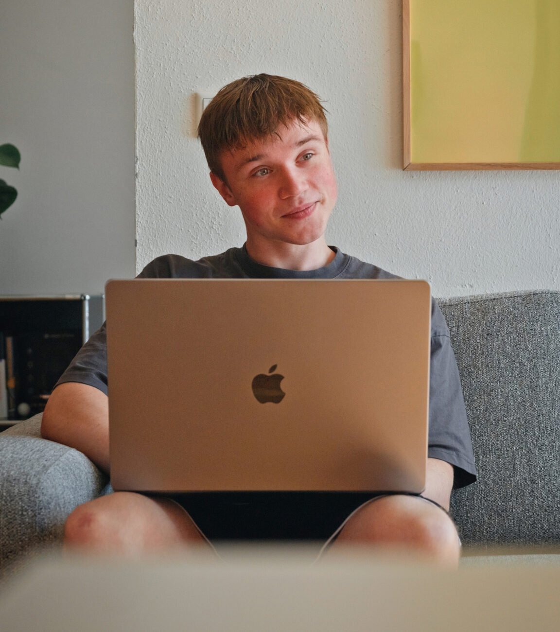 Mitarbeiter von seitenweise arbeitet am Laptop im Loungebereich