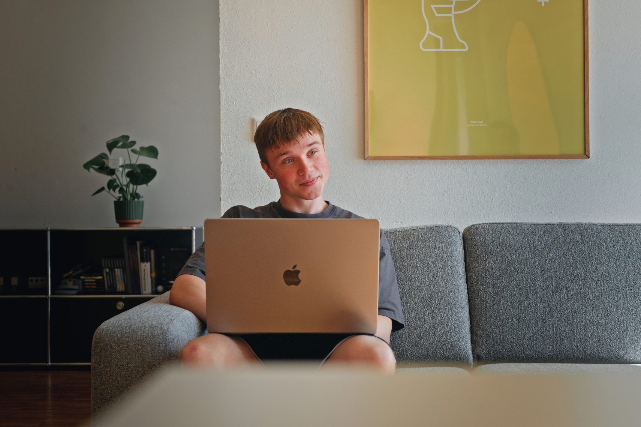 Mitarbeiter von seitenweise arbeitet mit dem Laptop im Büro