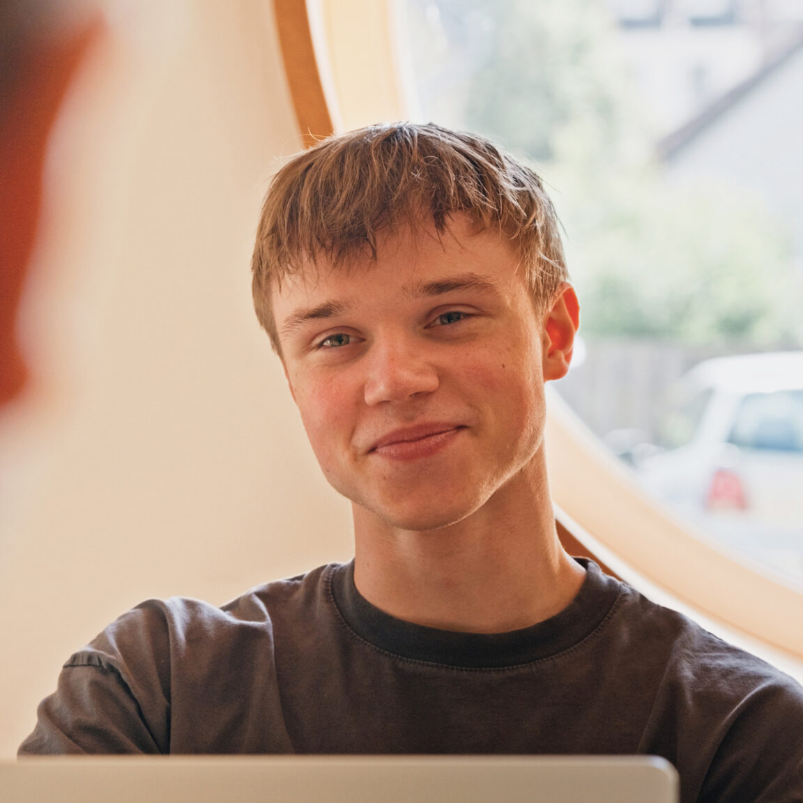 Mitarbeiter von seitenweise im Gespräch mit einem Kollegen