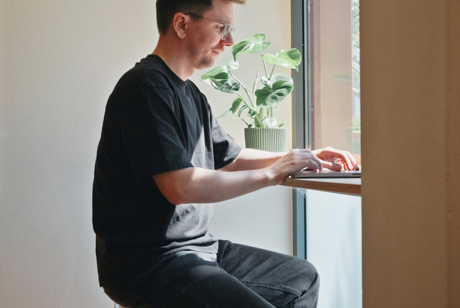 Mitarbeiter von seitenweise arbeitet im Stehen am Laptop