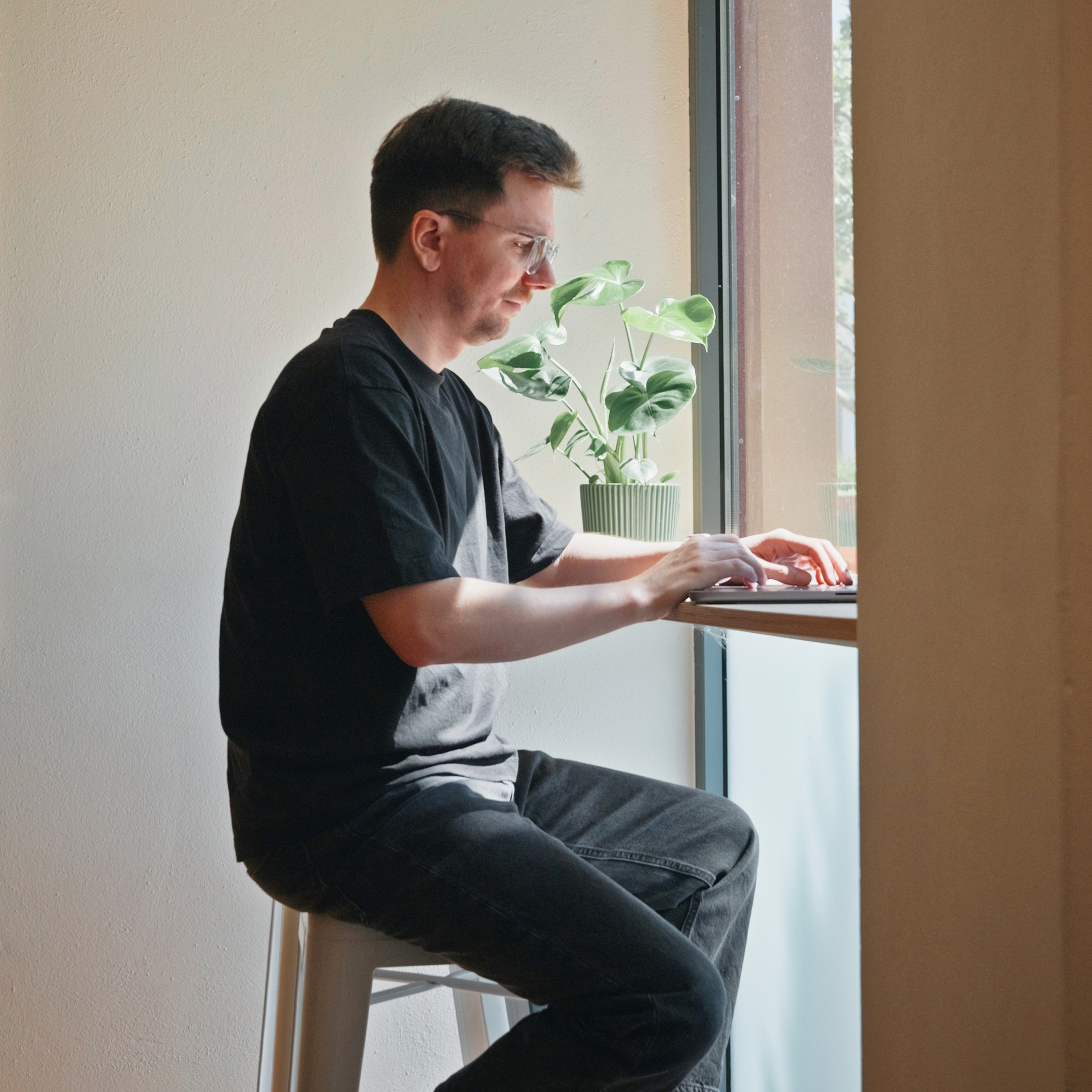 Mitarbeiter von seitenweise arbeitet im Stehen am Laptop