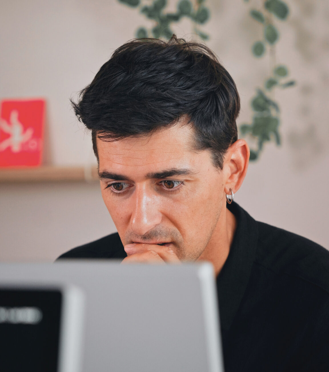 Mitarbeiter von seitenweise arbeitet am Rechner an einem Projekt
