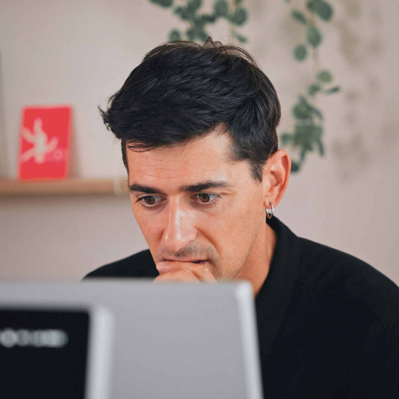 Mitarbeiter von seitenweise arbeitet am Rechner an einem Projekt