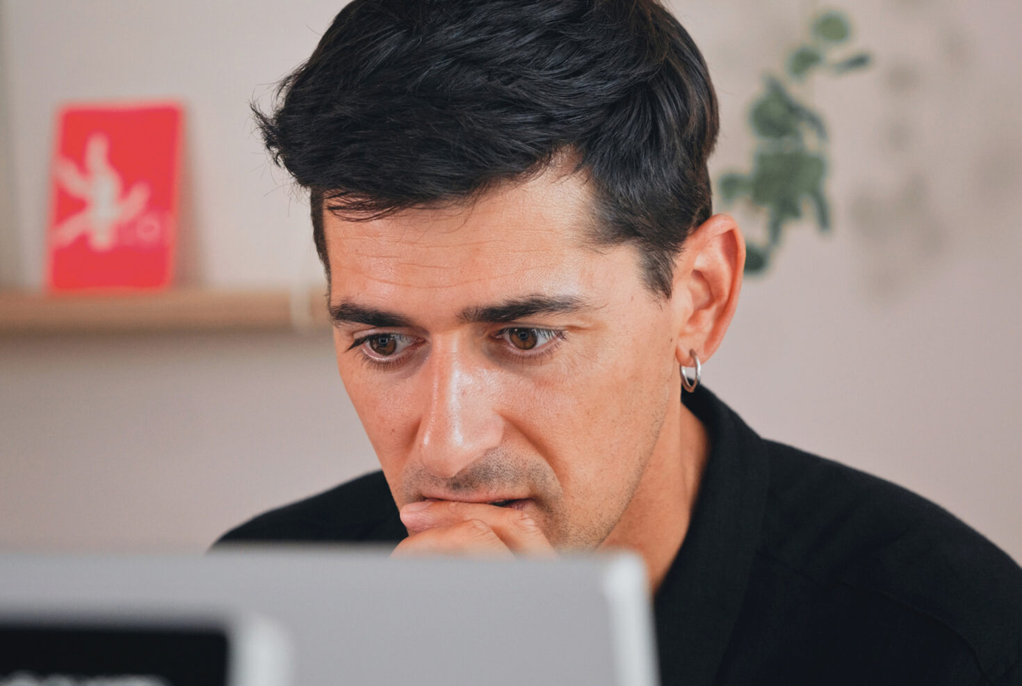 Mitarbeiter von seitenweise arbeitet am Rechner an einem Projekt