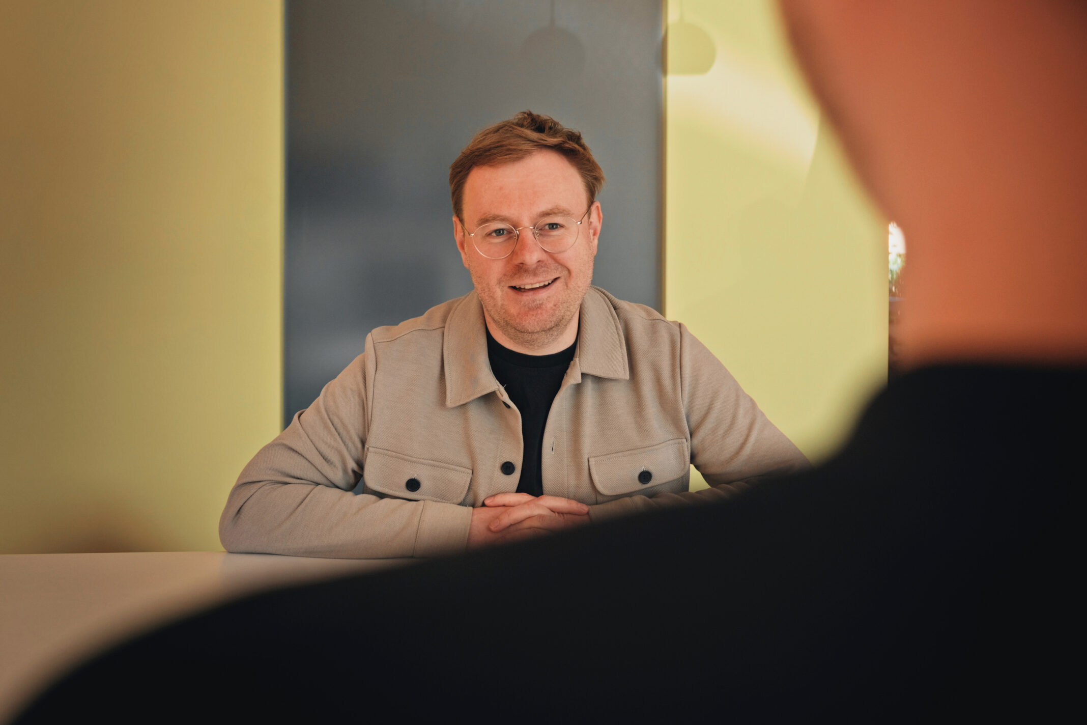 Mitarbeiter von seitenweise im Gespräch mit einem Kunden