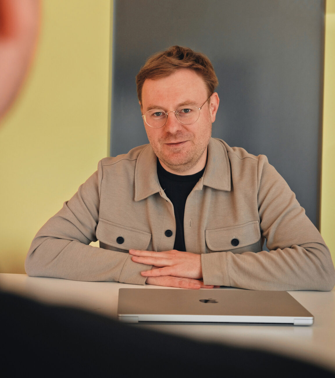 Beratungsgespräch bei seitenweise am Besprechungstisch