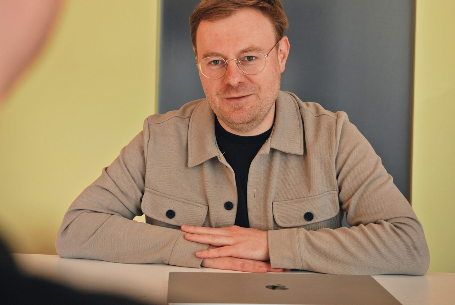 Beratungsgespräch bei seitenweise am Besprechungstisch