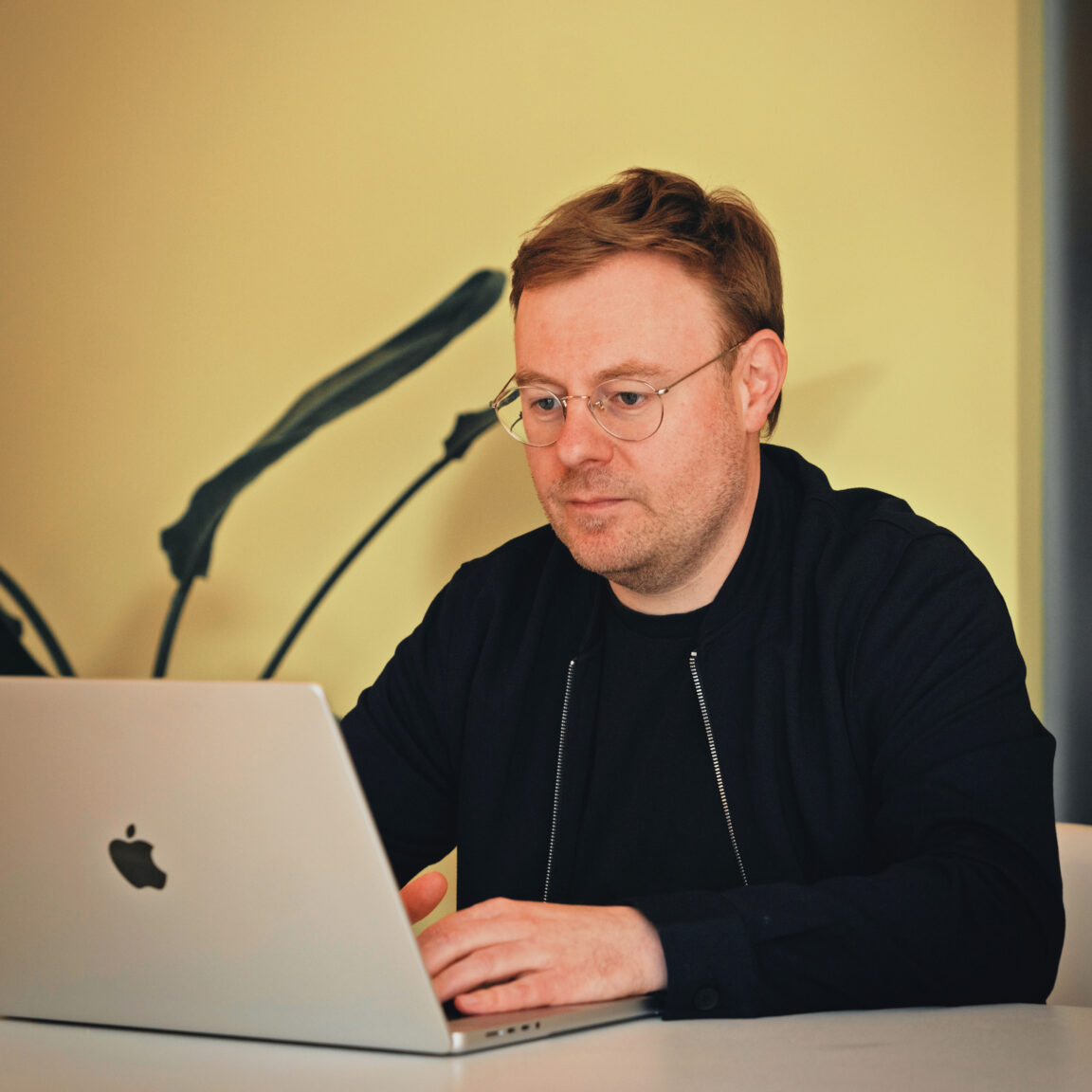 Mitarbeiter von seitenweise arbeitet am Laptop im Aufnahmeraum