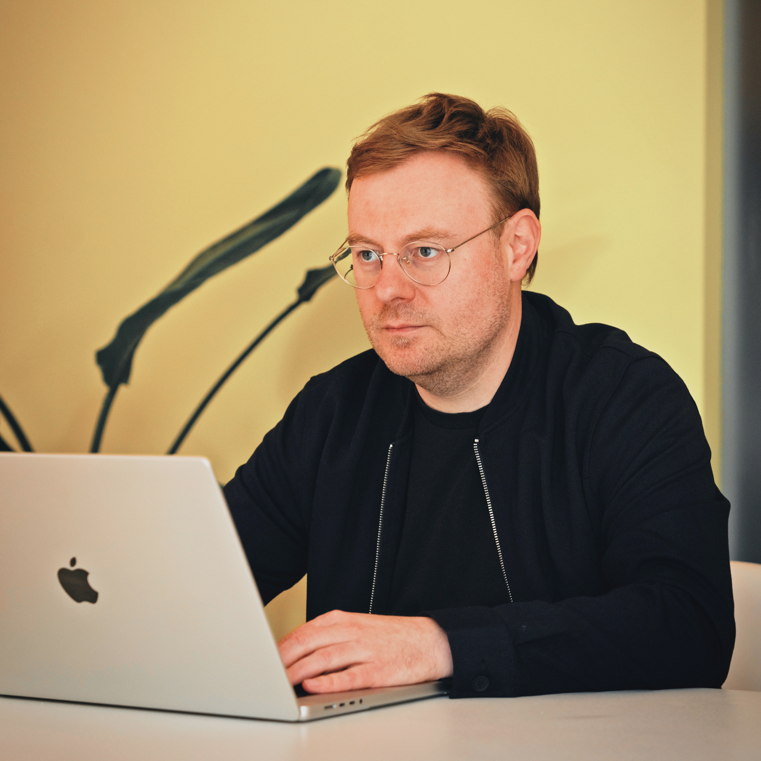 Mitarbeiter von seitenweise arbeitet am Laptop