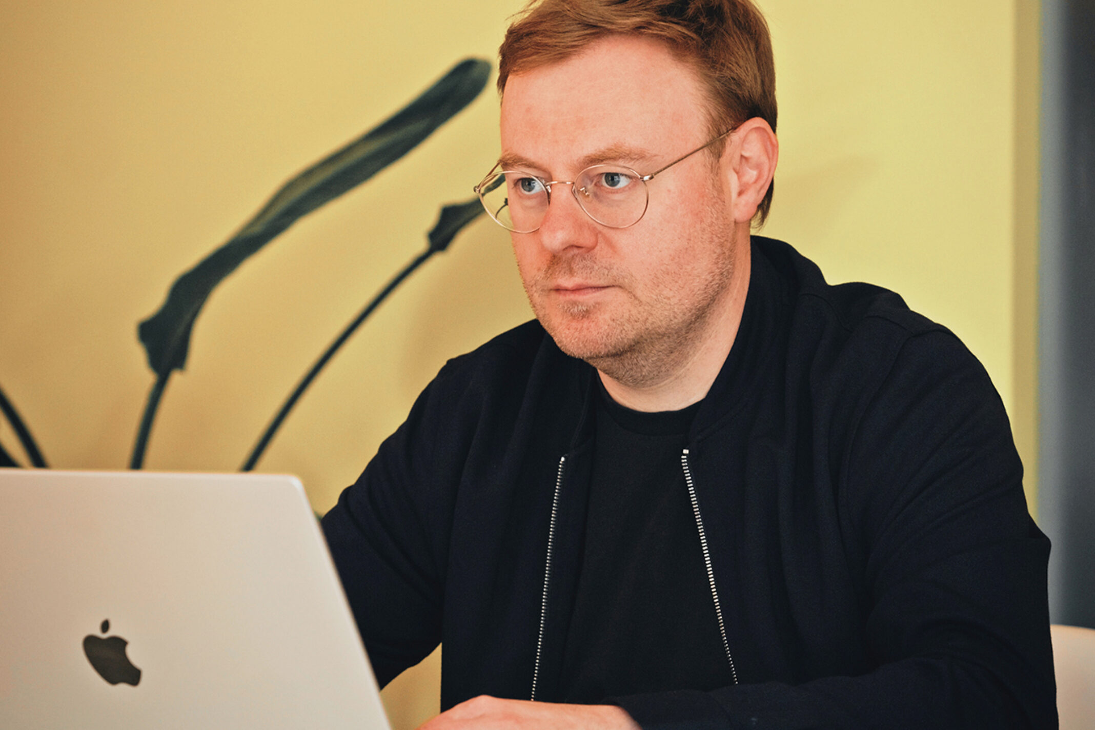 Mitarbeiter von seitenweise arbeitet am Laptop an einem Projekt