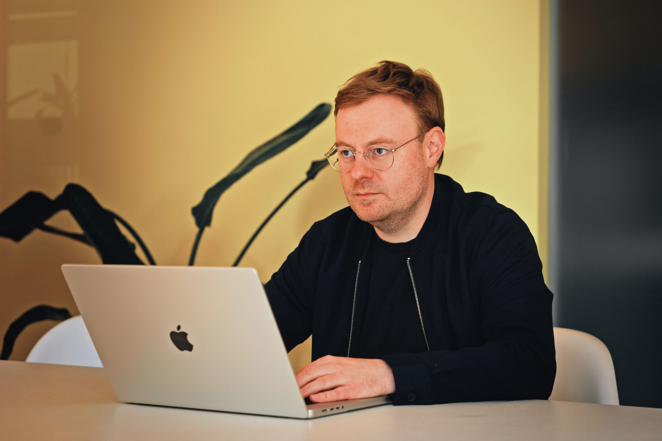 Mitarbeiter von seitenweise arbeitet am Laptop neben einem Mikrofon