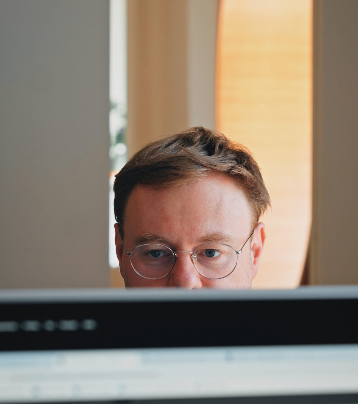 Mitarbeiter von seitenweise am Arbeitsplatz im Büro