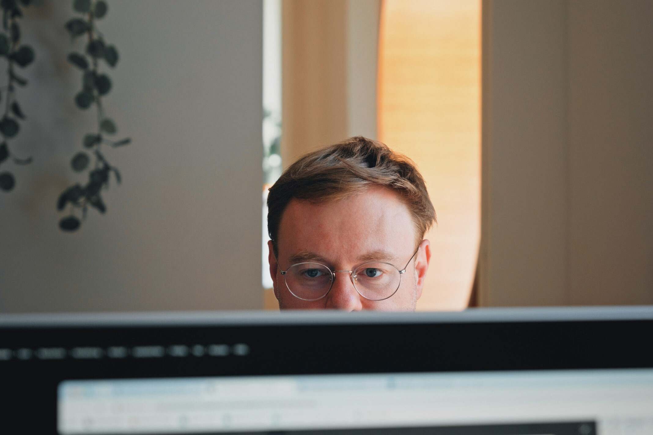 Mitarbeiter von seitenweise arbeitet am Monitor