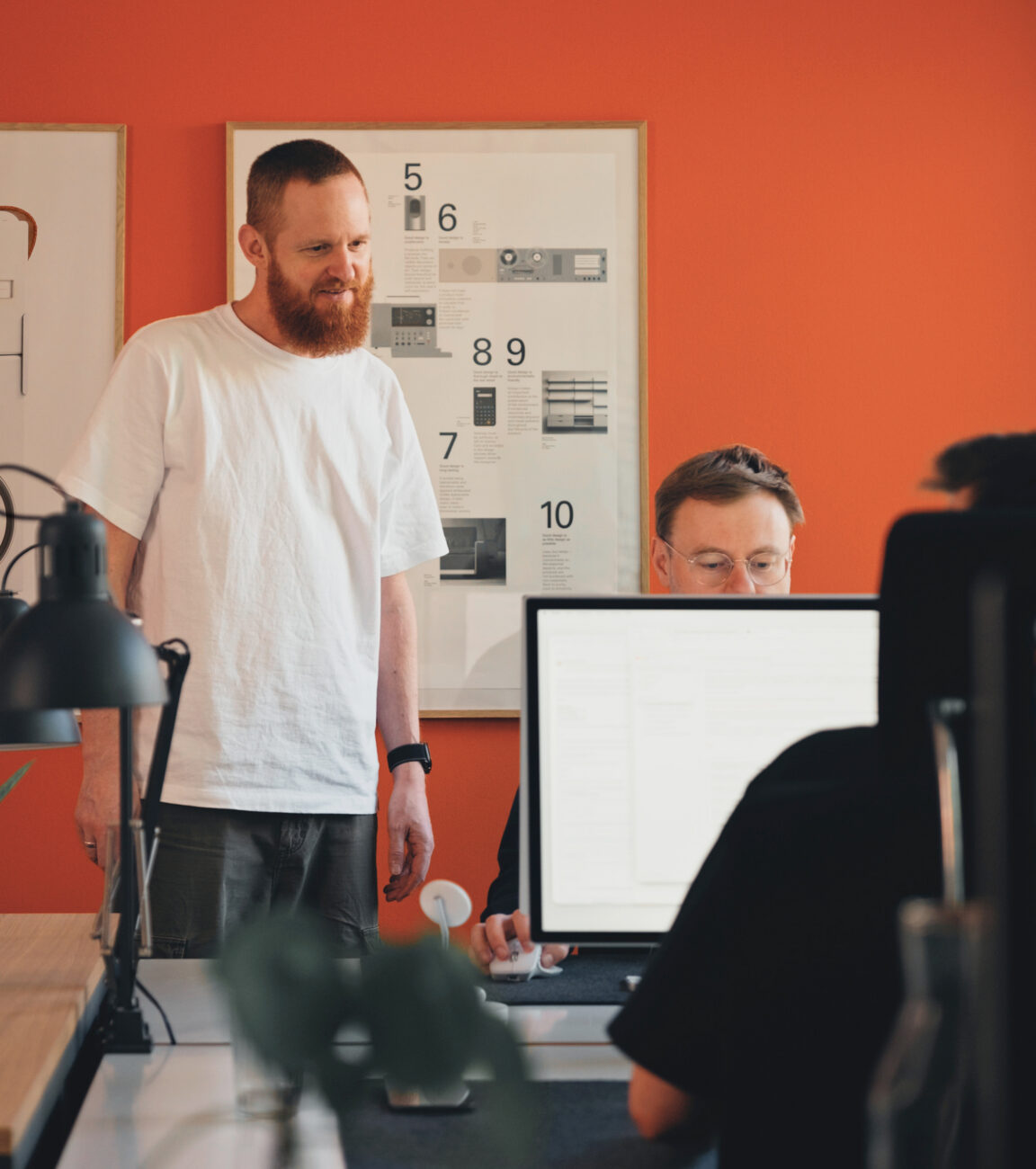 Kollegen von seitenweise arbeiten gemeinsam im Büro
