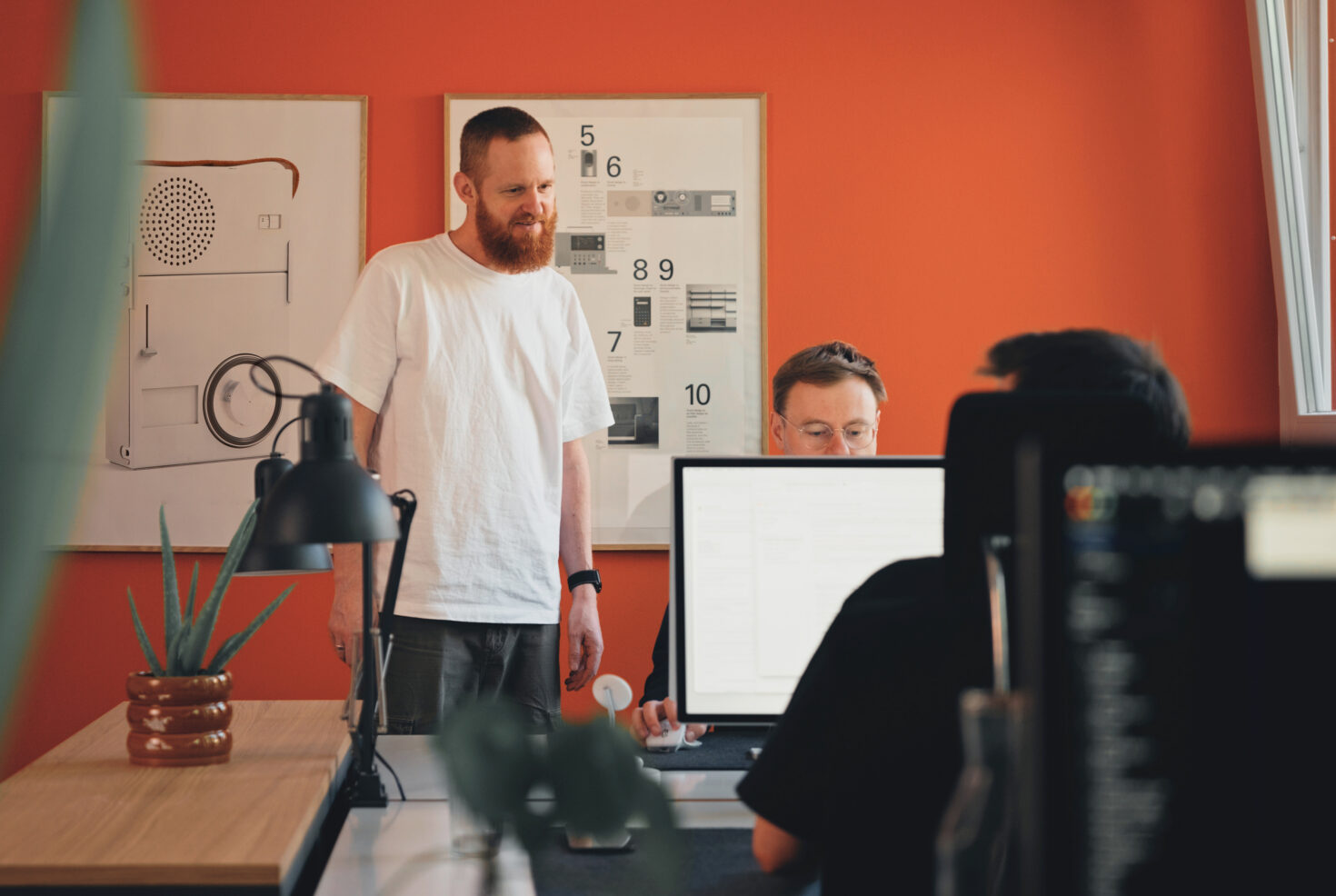 Kollegen von seitenweise arbeiten gemeinsam im Büro
