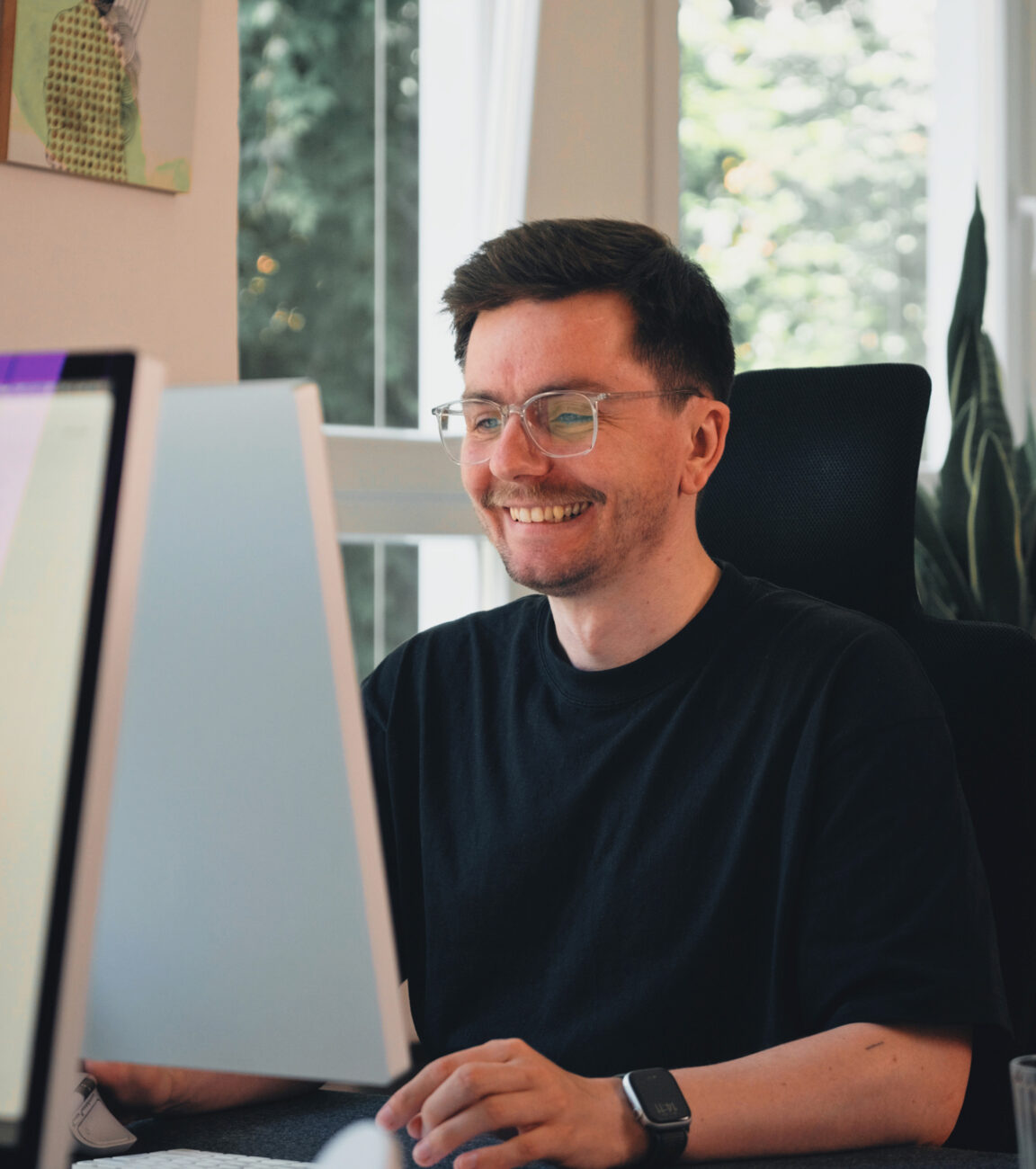 Mitarbeiter von seitenweise bei der Arbeit am großen Monitor