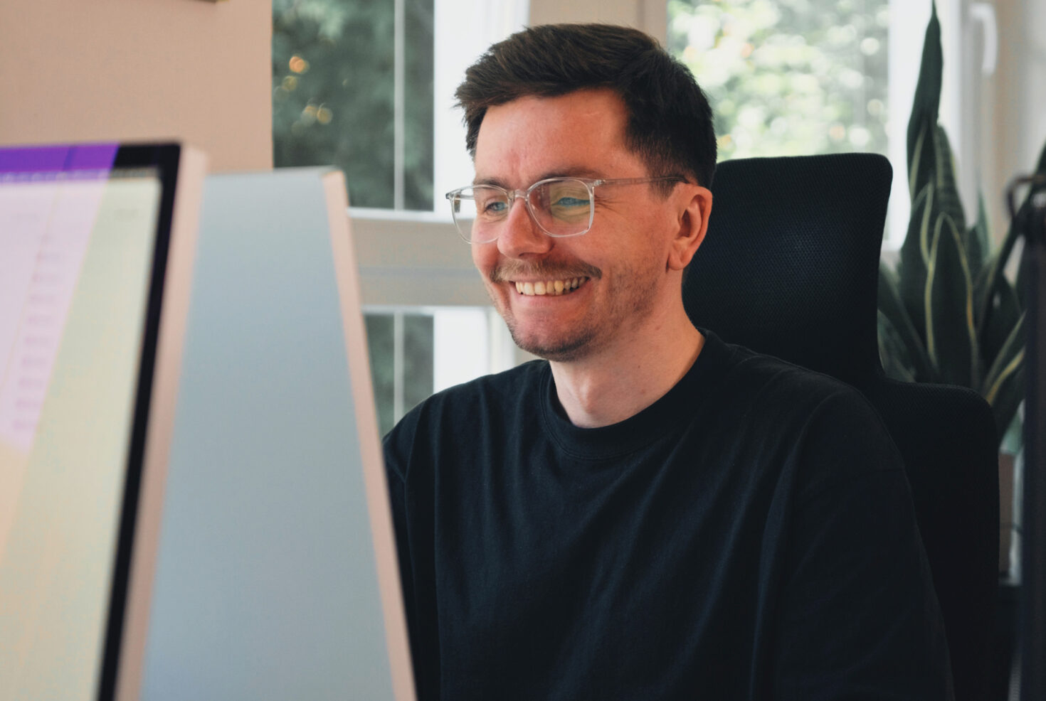 Mitarbeiter von seitenweise bei der Arbeit am großen Monitor