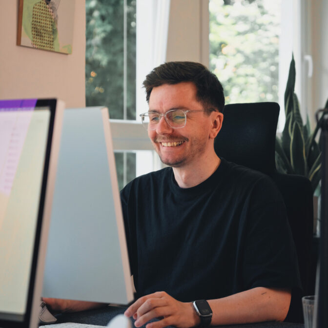 Mitarbeiter von seitenweise bei der Arbeit am großen Monitor