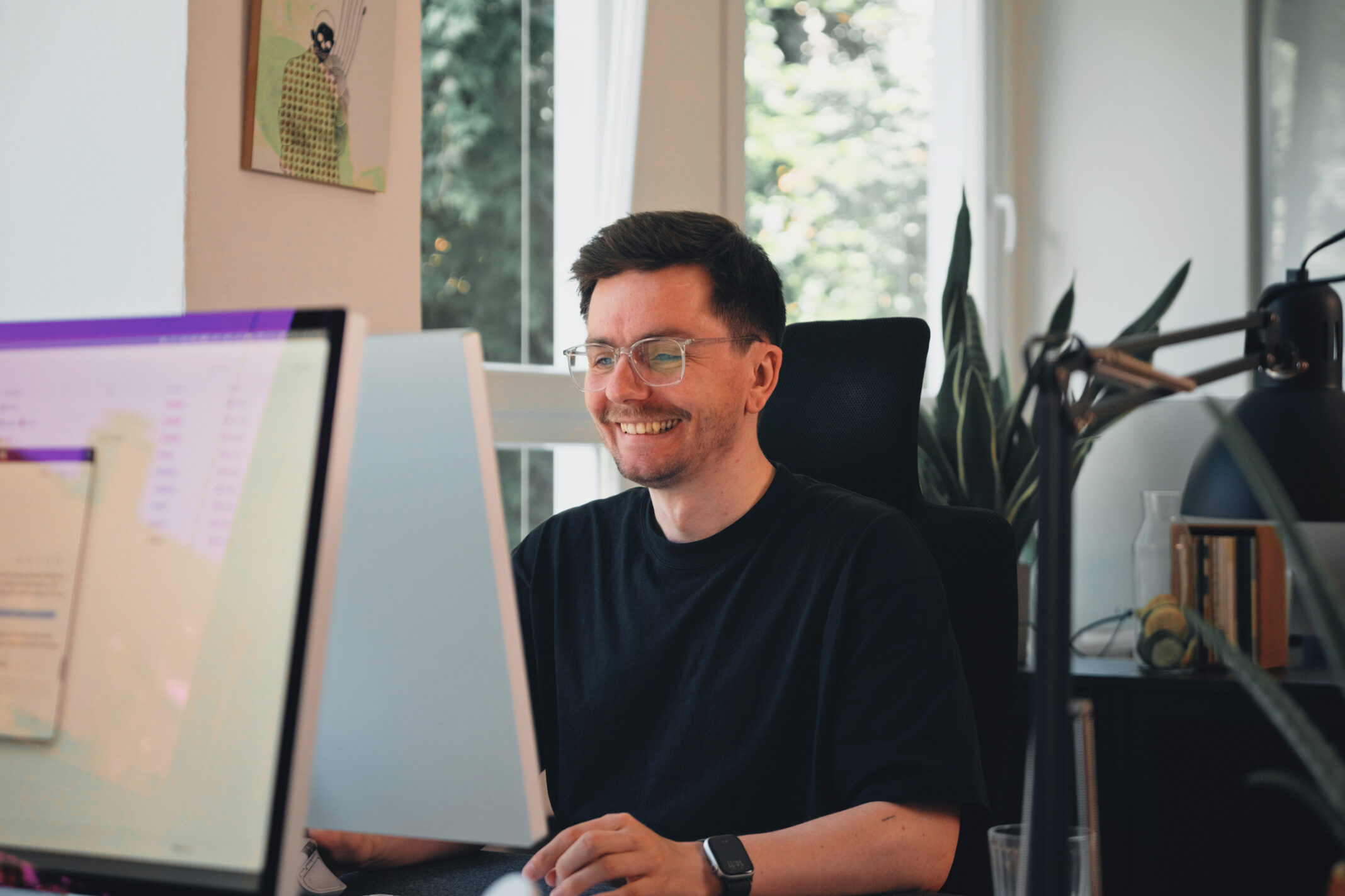 Mitarbeiter von seitenweise arbeitet an einem Projekt am Monitor