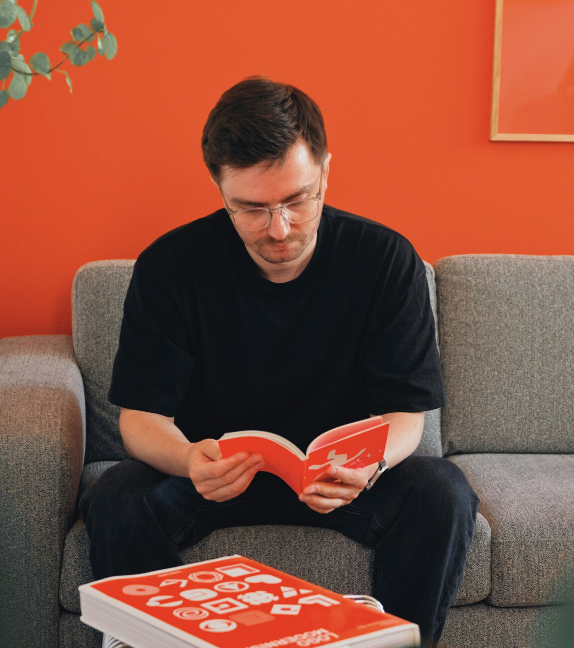 Mitarbeiter von seitenweise liest ein Fachmagazin
