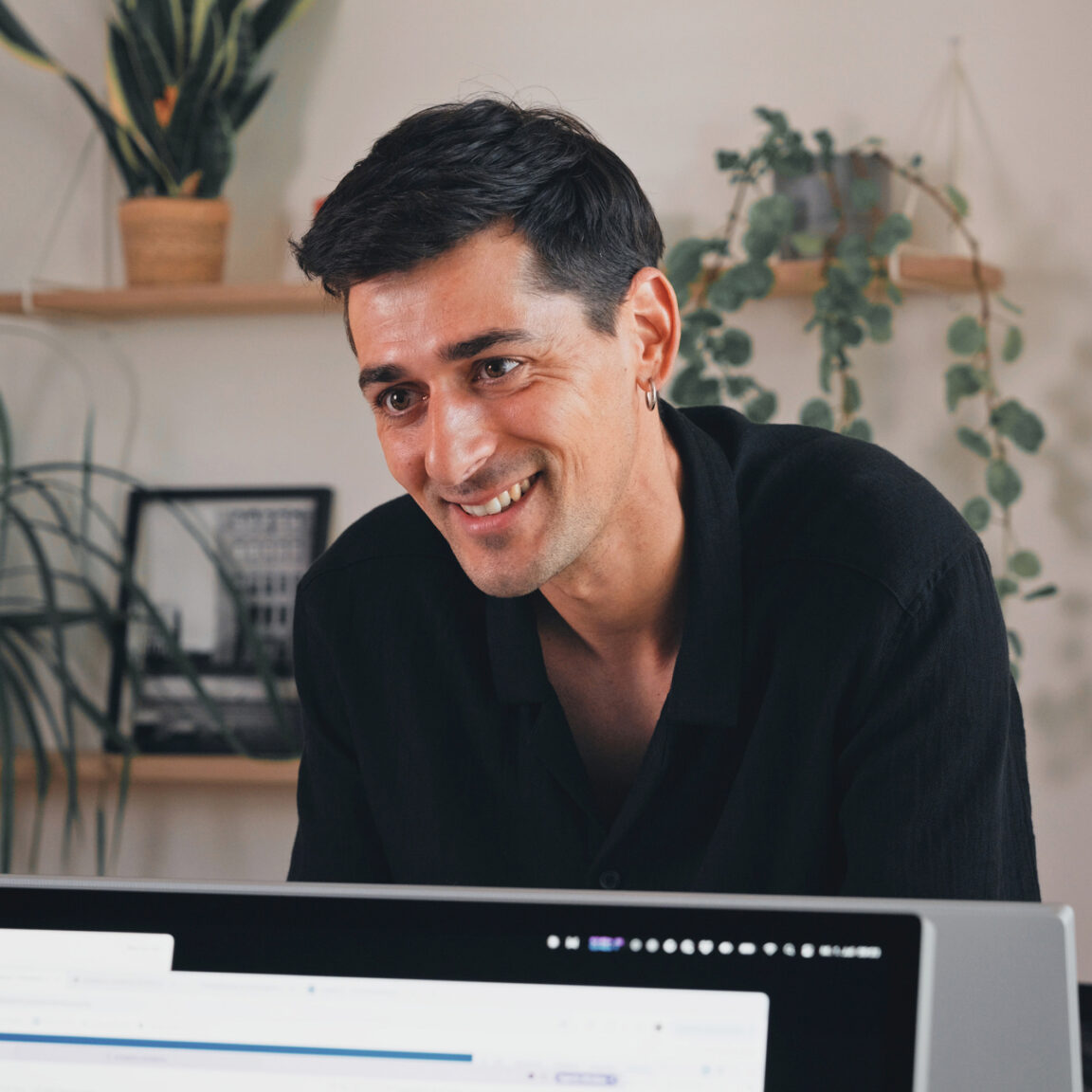 Mitarbeiter von seitenweise arbeitet an einem Webprojekt