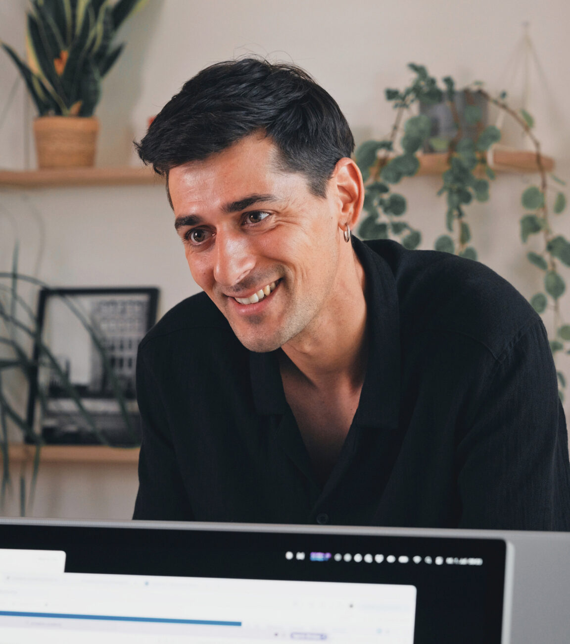 Mitarbeiter von seitenweise arbeitet an einem Webprojekt
