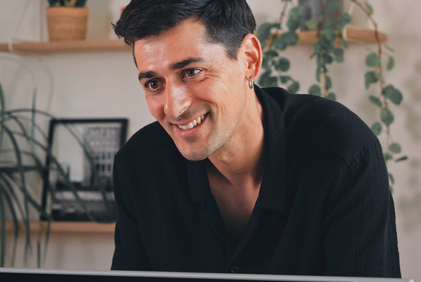 Mitarbeiter von seitenweise arbeitet an einem Webprojekt