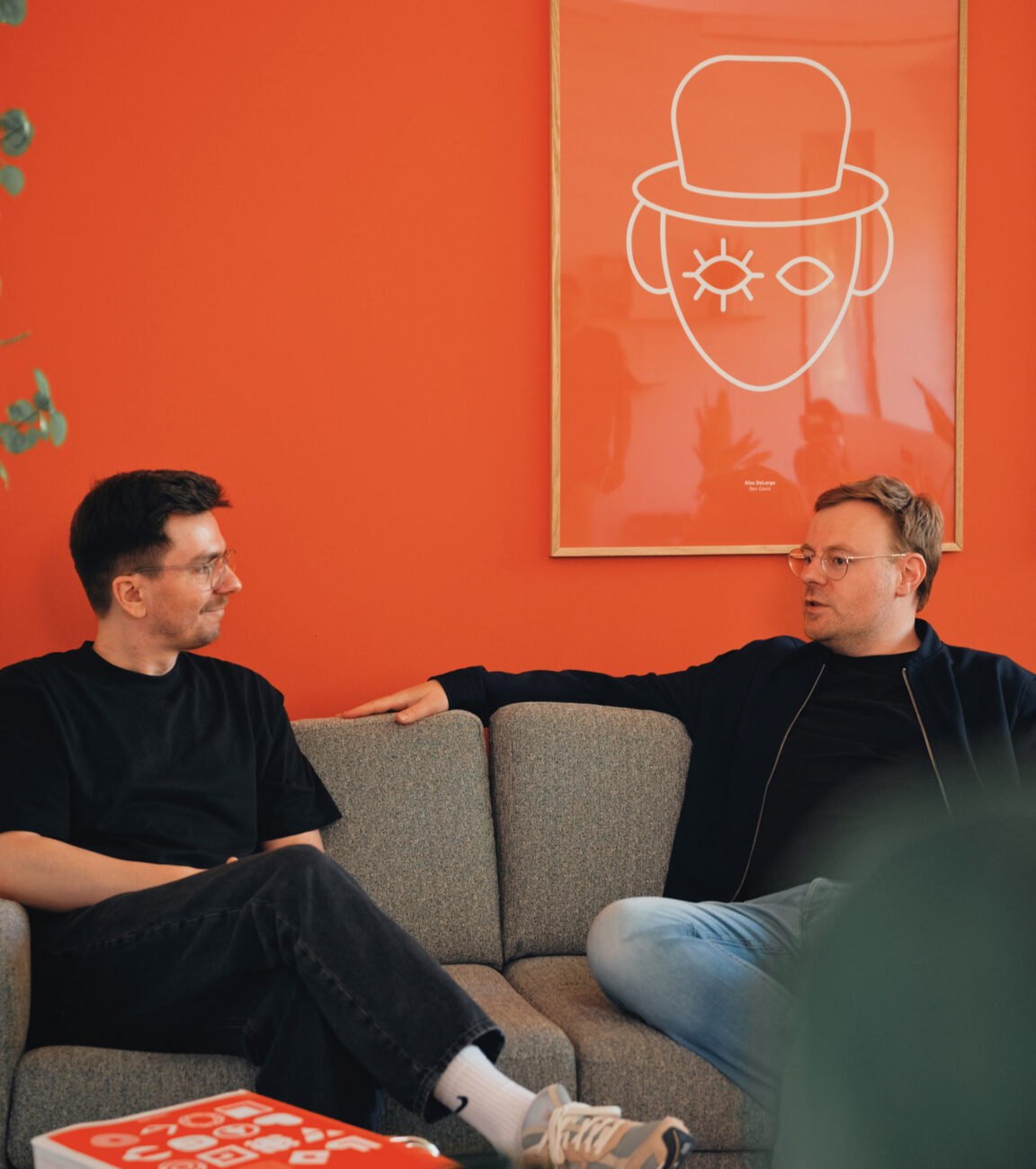 Zwei Kollegen von seitenweise im Gespräch in der Lounge