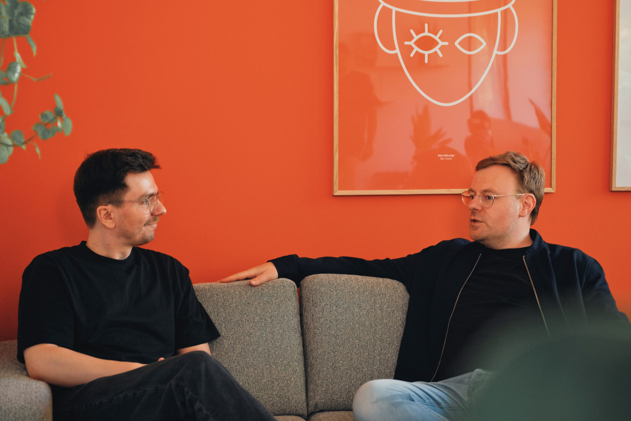 Zwei Kollegen von seitenweise im Gespräch in der Lounge
